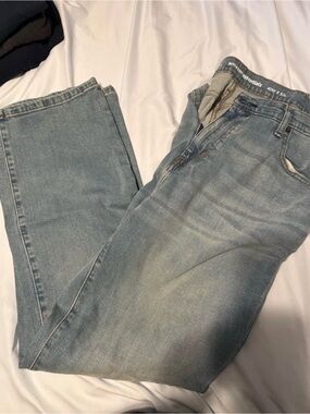 Amazon Essentials Men Straight Jeans in Light Blue Wash
